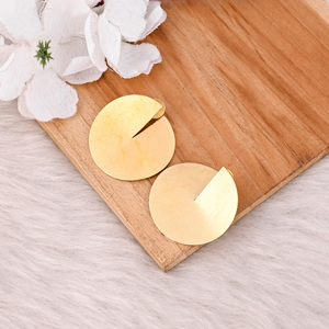 Pendientes de Botón Lisos de Latón Chapado en Oro de Alta Calidad, Hechos a Mano, Acabado Mate, Fabricante Mayorista de Pendientes de Botón de Latón Chapado en Oro - Product Image 3