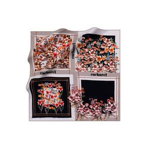หูฟังและผ้าพันคอลายดอกไม้ทำจากโพลีเอสเตอร์ - Product Image 1