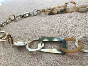 Collar de Cadena de Cuerno Moderno Hecho a Mano Ecológico con Gargantilla de Cadena de Lágrima en Marrón Natural Negro - Product Image 5