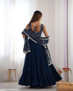 Chemisier en soie indien et pakistanais traditionnel New Look Lehenga Choli avec broderie miroir élégante pour les fêtes d'hiver - Product Image 5