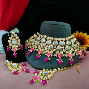 Collier de perles suspendues Kundan non coupé de haute qualité avec Maang Tikka pour les mariages Occasions festives Événements spéciaux en laiton - Product Image 4