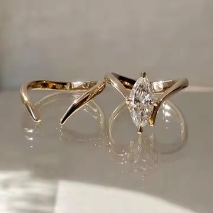 VS1 Ensemble de bagues de fiançailles en diamant de laboratoire de taille marquise en or massif 18 carats avec alliance à courbe unique - Product Image 5