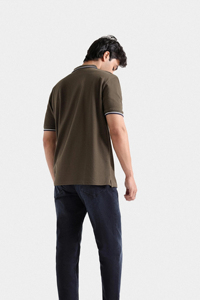 เสื้อเชิ้ตผู้ชายผ้าคอตตอนเมอร์เซอไรซ์ถักแบบลำลอง สั่งทำโลโก้ OEM คุณภาพสูง สีพื้น ไม่หด แห้งเร็ว แขนสั้น - Product Image 4