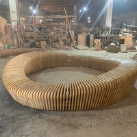 Banc ovale en bois sectionné, assise en bois stratifié paramétrique pour place publique