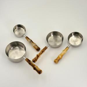 Juego de 4 Tazas y Cucharas Medidoras de Resina con Mango de Acero Inoxidable Pulido Espejo - Product Image 1