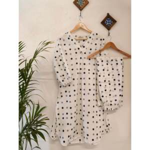 Conjunto de Kurta Clásico con Estampado de Puntos Blancos, Tela Crepé, Manga Tres Cuartos, Blusa de Uso Diario con Decoración de Abertura Lateral - Product Image 2
