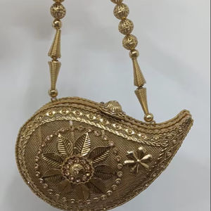 Pochette vintage en laiton gravé, accessoire de mode pour occasions spéciales et réceptions du soir, avec détails étincelants - Product Image 3