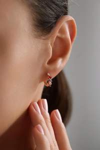 Pendientes Huggie de Piedras Coloridas, Rubí y Amatista, Pendientes Huggie con Pavé de Arcoíris, Plata de Ley 925, Joyería Chapada en Oro de 14K - Product Image 6