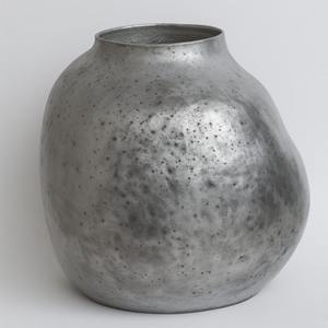 Jardinière décorative en métal brillant poli de luxe parfaitement conçue pour les élégants affichages de décoration d'intérieur de style de jardin saisonnier - Product Image 2