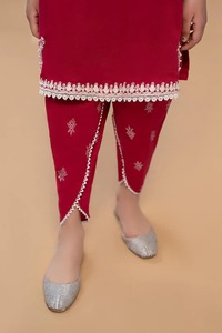 Lehenga Choli de créateur pakistanais pour enfants avec veste brodée pour les fêtes de fin d'année. - Product Image 6