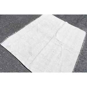 Alfombra Vintage de 5.6x4.8 pies, Alfombra Turca, Alfombra de Lana con Estampado Animal en Blanco y Gris - Product Image 4