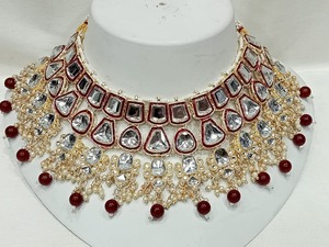 Conjunto de Collar Étnico Chapado en Oro con Detalles de Perlas, Pendientes y Tikka a Juego para Mujer - Product Image 2