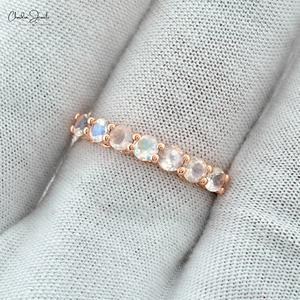 Achetez maintenant : Bague empilable de fiançailles en or rose pur 14 carats avec sept pierres rondes de 3 mm en pierre de lune arc-en-ciel, sertie à griffes, bijoux de mariée - Product Image 3