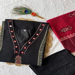 Traje Anarkali VASTRA COTTAGE de Georgette Puro Estampado con Dupatta de Encaje de Diseño y Pantalón de Algodón Butter Completamente Cosido - Product Image 2