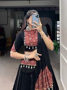 Hermoso vestido de baile de colección Navratri de lona cosida con espejo de papel impreso de encaje de algodón satinado Natural hasta el suelo - Product Image 4