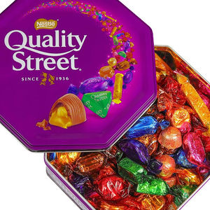 Boîte assortie de chocolats Quality Street Green Triangle Noisette 900g avec tous les 12 emballages classiques, distribution en gros - Product Image 2