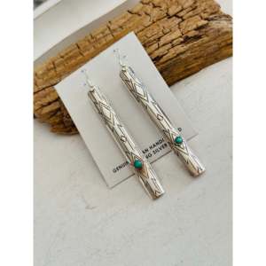 Boucles d'oreilles pendantes en turquoise Kingman et argent sterling, fabrication Navajo, bijoux culturels de collection pour ajouter du style et du caractère - Product Image 4