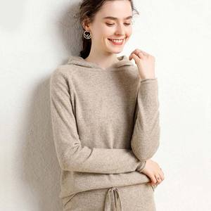 Traje de jogging informal con logotipo personalizado Sudadera con capucha recortada desgastada y chándal de salón para mujer 2 conjuntos de dos piezas - Product Image 2