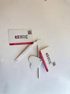 Pince à cils blanche personnalisable avec logo et miroir cœur pour extensions de cils – Précision élevée, acier inoxydable, manche à grille diamantée pour volume - Product Image 3