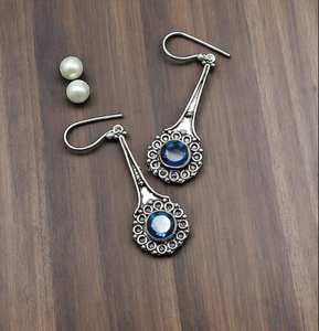 Boucles d'oreilles clous mignonnes en argent sterling plaqué or avec topaze bleue de Londres, bijoux pierre de naissance de décembre, cadeau élégant fait main pour femme - Product Image 5