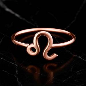 Anillo de Plata de Ley 925 Chapado en Oro de 14k con Signo del Zodiaco Leo, Anillo Ajustable Minimalista con Signo del Zodiaco, Joyería Astrológica, Regalo para Mujer - Product Image 1