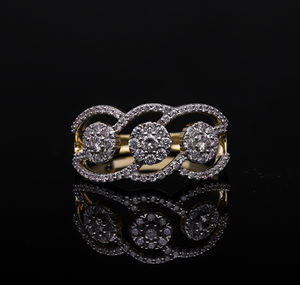 Bague pour femme en or 14 carats avec grappes de diamants naturels ronds en trio dans un design de tourbillon ajouré. - Product Image 3