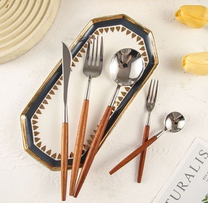 Ensemble de couverts en bois au design classique avec une finition polie lisse parfaite pour un décor de salle à manger élégant et intemporel - Product Image 2