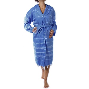 Albornoces de lujo de algodón turco con logotipo personalizado de la serie pura para mujeres y hombres, batas de hotel con capucha absorbentes ligeras con borlas - Product Image 4