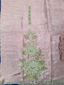 Costumes en soie pour femmes indiennes brodées à la main non cousues de créateur moderne pour les fêtes de style traditionnel - Product Image 3