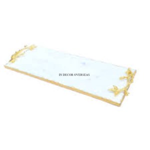 Bandeja de servicio hecha de mármol blanco con forma de rectángulo con manijas de diseñador con estilo único de metal chapado en oro a un precio impresionante - Product Image 1