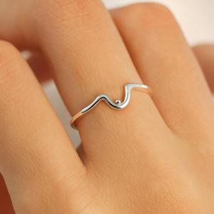 Anillo de onda minimalista para mujer, joyería de playa apilable de plata de ley ajustable delicada - Product Image 1