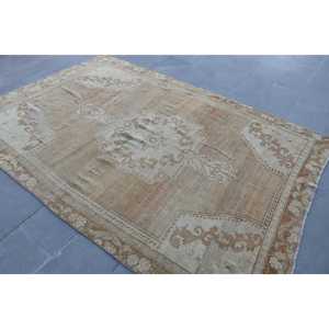 Tapis de 5,8 x 8,8 pieds, tapis turc vintage, tapis marron et blanc à motifs de plantes et d'arbres - Product Image 2