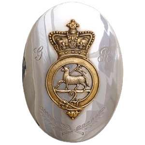 Se trata de una insignia de gorra vintage o de reproducción, probablemente una insignia de gorra bimetálica de la 5ª Guardia Dragónica con corona del Rey. - Product Image 1