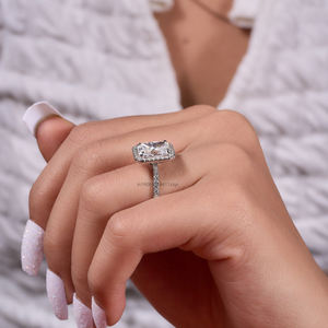 Anillo de compromiso de moissanita de corte radiante de hielo triturado de 3 quilates alargado Halo oculto Fuego audaz y brillo en un diseño lujoso - Product Image 3