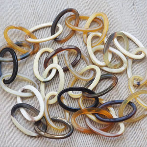 Collier de luxe en corne de buffle fait à la main, bijoux naturels et durables pour femmes, haute qualité - Product Image 1