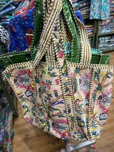 Bolso de mano acolchado a mano con múltiples retazos, bolso de compras hermoso para mujer, bolso de playa Kantha de algodón hecho a mano - Product Image 2