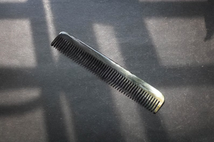 Peine de Cuerno Natural Único, Resistente, Ecológico, Moderno, con Forma Personalizable, para Uso en Salón, por Saniya Handicraft - Product Image 2