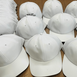 Gorras de Béisbol Lisas en Blanco para Hombre y Mujer, de Poliéster Blanco, con Parche Bordado Personalizado, Etiquetas Tejidas, 6 Paneles, de Vietnam - Product Image 1