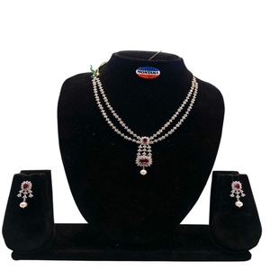 Collier AD traditionnel serti de boucles d'oreilles assorties comportant des diamants artificiels pour les femmes vêtements ethniques mariage et utilisation de festival - Product Image 2