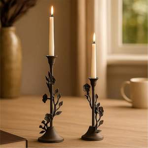 Bougeoir en fer forgé de style pastoral français, artisanal, avec motif floral en vigne, pour dîner romantique et table d'événement de luxe - Product Image 1