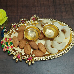 Plato pequeño indio de Kumkum Chabal para Puja, recuerdos de boda religiosos hechos a mano de Puja Thali. - Product Image 1