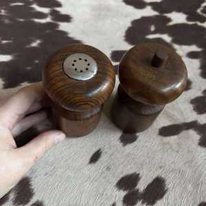 Designer d'inspiration Art rustique vintage, moulins à sel et à poivre en bois d'excellente qualité, centre de table pour maison et hôtel - Product Image 1