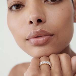 Half Eternity Lab Grown Diamond Band Emerald Cut Lab Creado Wedding Band 3,60 Ctw CVD Diamond Anillo de Compromiso 14K Oro amarillo - Product Image 5