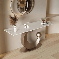 Table console moderne élégante en métal avec accent or blanc tissé naturel pour salon ou entrée