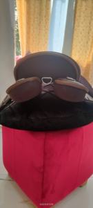 Sillín de equitación inglés profesional de cuero sintético con armazón de madera y doble banda de vientre para equitación de resistencia - Product Image 4