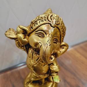 Divine Brass Lord Ganesha Idol con hermoso acabado Perfecto para eventos culturales y artículos de regalo - Product Image 1