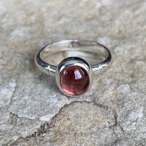Anillo de compromiso de plata de ley hecho a mano estilo vintage con turmalina, joyería india fina, anillo con gemas naturales engastadas en canal - Product Image 2