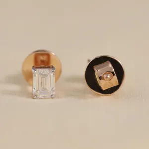 Boucles d'oreilles clous tendance de style vintage avec diamant de laboratoire taille émeraude, boucles d'oreilles créoles en or 14 carats plaqué or, forme florale pour fiançailles - Product Image 6