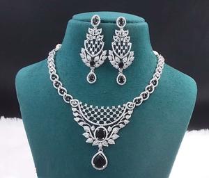 L'ensemble de colliers Festive Shine AD préféré du client transforme votre look de simple à superbe avec un emballage personnalisé à un prix avantageux - Product Image 1