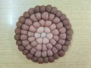 Juego de posavasos de bola de fieltro de lana hecho a mano de primera calidad, alfombrilla de lana absorbente elegante con diseño Art Deco para bodas, cumpleaños, Diwali - Product Image 4